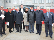 Участники дня депутата у здания Борковского детского дома