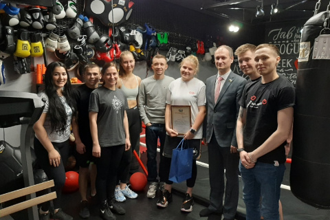 Александр Лобов отметил тренера по боксу за личный вклад в развитие женского бокса в Тюменской области
