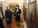 И.В. Лосева в помещении фондохранилища музейно-выставочного центра Когалыма