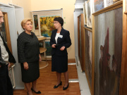 И.В. Лосева в помещении фондохранилища музейно-выставочного центра Когалыма