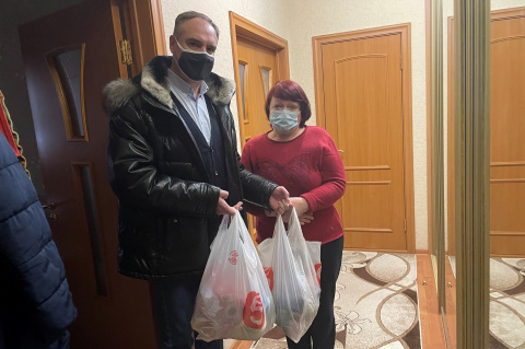 В рамках волонтерской деятельности Николай Токарчук навестил тюменскую пенсионерку
