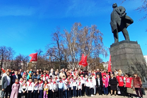 Депутаты фракции КПРФ возложили цветы к памятнику В.И. Ленина