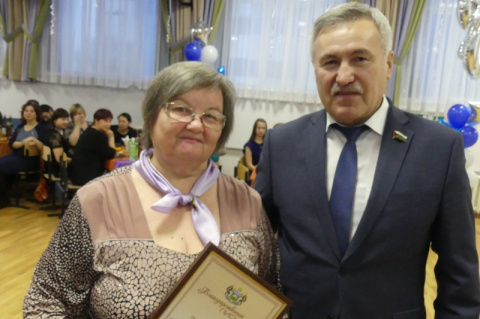Сергей Медведев поздравил коллектив тюменской школы №13 с 50-летним юбилеем