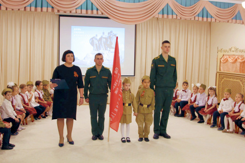Юрий Баранчук передал копию Знамени Победы в тюменский детский сад № 135