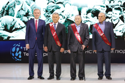 Андрей Артюхов поздравил ветеранов тюменской геологии с 60-летием добычи и отравки первой промышленной нефти