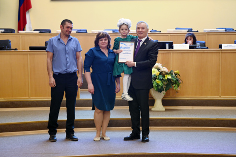 Фуат Сайфитдинов вручил награды победителям регионального конкурса «Надежный тыл глазами детей»