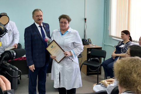 Владимир Нефедьев поздравил коллектив Няганской городской поликлиники с 15-летием медицинского учреждения