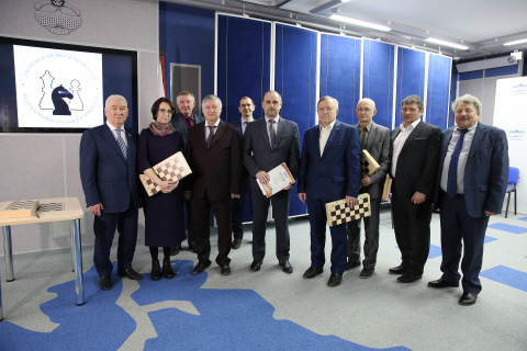 Сергей Корепанов и Анатолий Карпов наградили победителей открытого первенства парламентского шахматного клуба