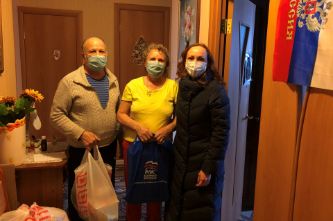 В рамках работы волонтерского центра «Единая Россия» Елена Кашкарова навестила две семьи пенсионеров и организовала подвоз врачей-терапевтов