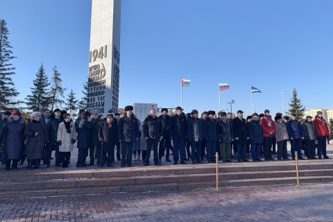 Депутаты областной Думы приняли участие в торжественной церемонии возложения цветов павшим защитникам Отечества