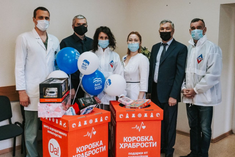 Тюменские сторонники «Единой России» передали подарки для юных пациентов областной клинической больницы № 2