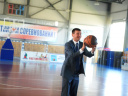 Макаренко Е.М. на дне депутата в спортивном комплексе «Сибирь» села Сорокино дает мастер-класс по баскетболу. 