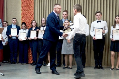 Богдан Богославец  наградил победителей Всероссийской олимпиады школьников в Нефтеюганске