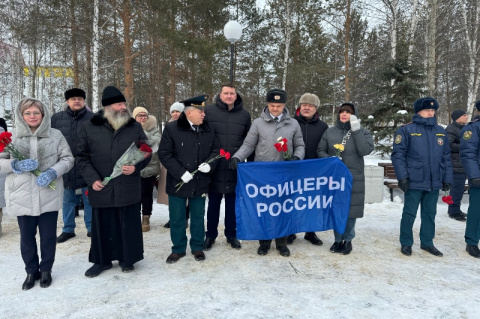 Александр Зеленский принял участие в возложении цветов к памятнику Воину-освободителю в Нефтеюганске