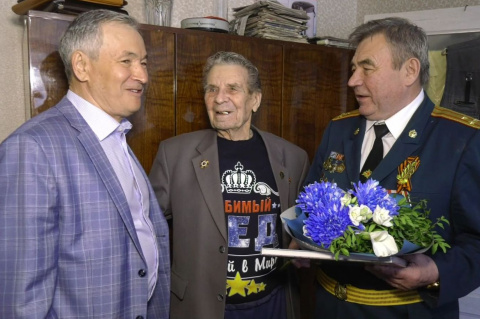 Фуат Сайфитдинов поздравил с праздником Победы ветерана войны 