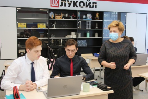 Инна Лосева посетила индустриальный класс по физике в когалымской школе №6