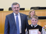 Медведев С.М. во время награждения победителей конкурса детского рисунка, посвященного дням защиты от экологической опасности