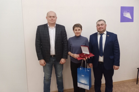 Артем Зайцев вручил областную награду работнице библиотеки в Ялуторовске
