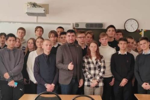 Иван Вершинин провёл парламентский урок в общеобразовательной школе города Урая