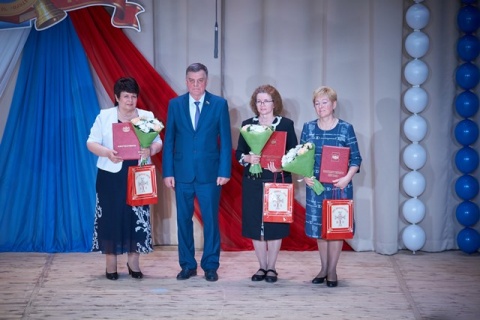 Нижневартовским педагогам вручены награды Тюменской областной Думы 