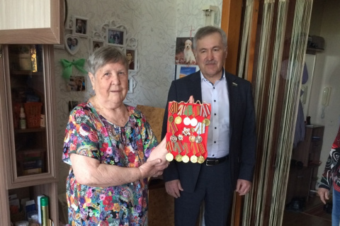 Сергей Медведев поздравил ветеранов поселка Матмасы с наступающим праздником Великой Победы 