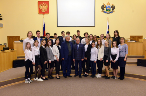 Владимир Нефедьев провёл парламентский урок, посвящённый 75-летию победы в Великой Отечественной войне, для тюменских старшеклассников