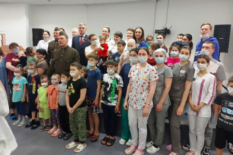 Вячеслав Танкеев поздравил с Днём Победы сотрудников и родителей пациентов окружной детской больницы