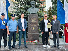 Эдуард Омаров поздравил бойцов и ветеранов ВДВ с праздником