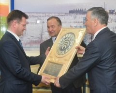 Фуат Сайфитдинов вручил памятный знак «Первая скважина» компании «Газпром добыча Надым»