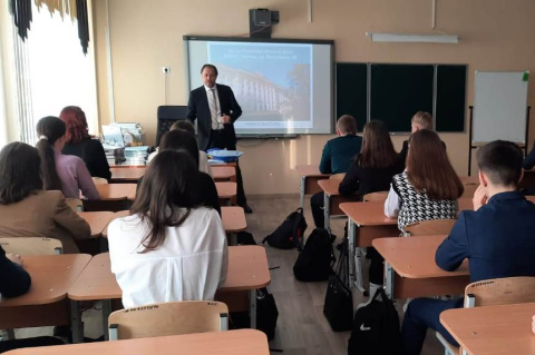 Владимир Сысоев провел парламентский урок в няганьской гимназии 