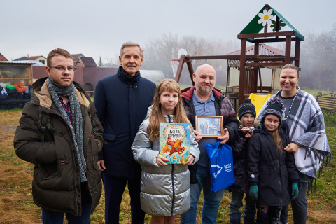 Тюменская семья с восемью детьми получила помощь