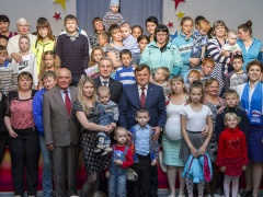 Многодетные семьи Ишима, пострадавшие от паводка, получили помощь от «Единой России»