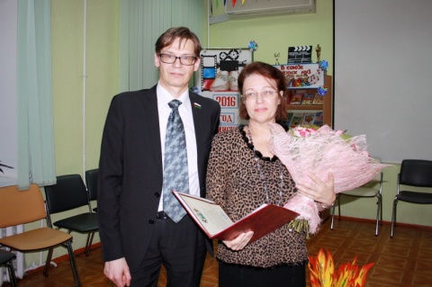 Александр Ширыкалов вручил награду тюменскому библиотекарю