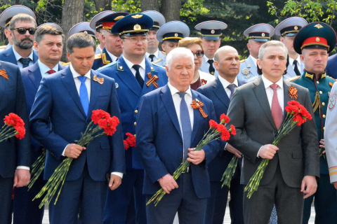 9 мая в  областной столице прошла церемония  возложения цветов к мемориалам памяти