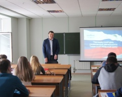 Михаил Селюков провел «парламентский урок» для студентов-экономистов