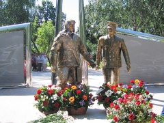 Сегодня в Тюмени торжественно открыли памятник авиаторам