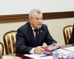 Владимир Ульянов, депутат областной Думы, вручил Почетный нагрудный знак Тюменской областной Думы