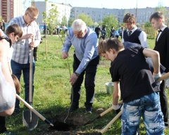 Александр Крупин: посадка деревьев в честь памятных дат – добрая традиция для депутатов 