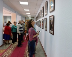 В Тюменской облдуме открылась фотовыставка «Галерея детства»