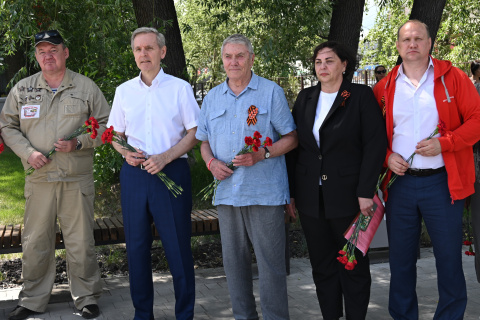 В годовщину Парада Победы открыли обновленный памятник 368-й дивизии в Тюмени 