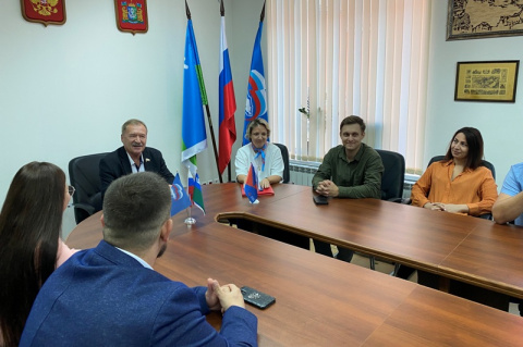 Владимир Нефедьев рассказал членам молодежного парламента Нягани о работе областного парламента, программе «Сотрудничество» и трудоустройстве молодежи