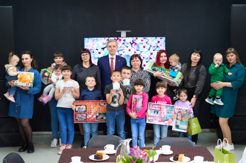В преддверии Дня защиты детей в Заводоуковске прошла встреча с семьями бойцов СВО 