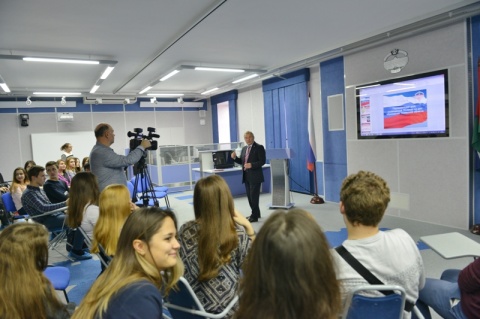 Владимир Ульянов провел парламентский урок для студентов Тюменского колледжа экономики, управления и права