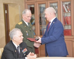 Сергей Корепанов поздравил с юбилеем ветерана вооружённых сил Тараса Ямелинца