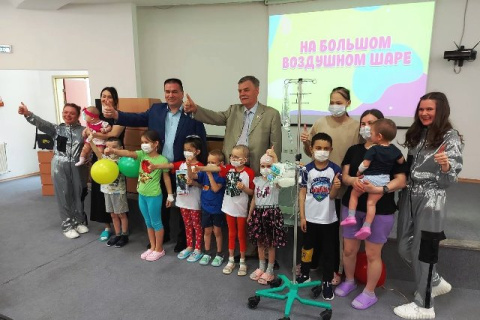 Вячеслав Танкеев поздравил с Днём защиты детей маленьких пациентов Нижневартовской детской больницы