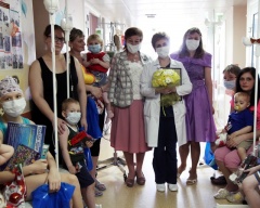 Юных пациентов областной больницы поздравили с Днем защиты детей
