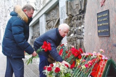 Сергей Корепанов возложил цветы к памятнику воинам-интернационалистам