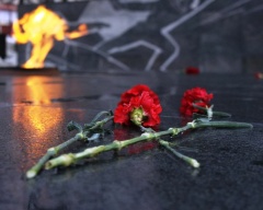 Областные законодатели возложили цветы к мемориалам «Память» и  «Вечный огонь»