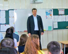Михаил Селюков провел «парламентский урок» в сургутской школе
