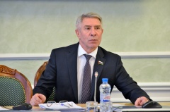 Геннадий Корепанов провел совещание по правовому регулированию деятельности таксистов